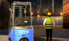 他鄉縱有月當空，不及家鄉一盞燈